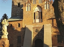 Widok na bazylikę pw. Zwiastowania Najświętszej Marii Panny w Czerwińsku. Zdjęcie w plenerze