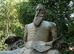 powiększ, pomnik Jana Kochanowskiego w Radomiu