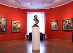 powiększ, jedna z sal Muzeum Malczewskiego w Radomiu