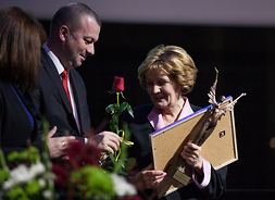 Powiększ zdjęcie, Ewa Orzełowska i Wiesław Raboszuk wręczają nagrodę Jadwidze Kresie