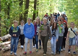 Powiększ zdjęcie. Uczestnicy aktywnej edukacji przyrodniczej spacerują po Nadbużańskim Parku Krajobrazowego Aktywna edukacja przyrodnicza