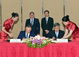 Porozumienie podpisują marszałek Adam Struzik i gubernator - Guo Shuqing, za nimi stoją wicemarszałek Leszek Ruszczyk i wicebugernator prowincji Szantung - Xia Geng