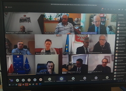 Kadr z monitora, na którym wyświetla się dwunastu uczestników konferencji