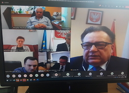 Kadr z monitora. Na głównym polu widać uczestniczącego w spotkaniu marszałka Adama Struzika.