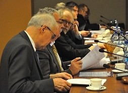 Członkowie rady podczas posiedzenia