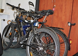 rowery przechowywane w punkcie rzeczy znalezionych
