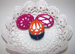 biały haftowany koszyczek z jajeczkami kolorowymi z wełny