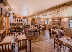 Wnętrze restauracji urządzonej w stylu wiejskim
