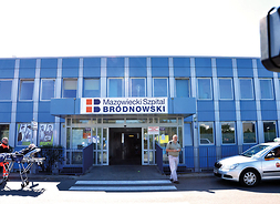 Widok wejścia głównego Mazowieckiego Szpitala Bródnowskiego