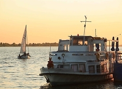 Widok statku wycieczkowego na rzece o zachodzie słońca