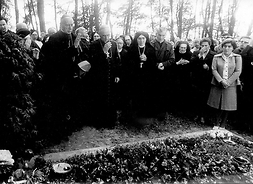 kard. Stefan Wyszyński wraz z innymi księżmi i siostrami zakonnymi wykonuje gest błogosławieństwa.