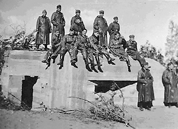 na jednym ze schronów siedzą żołnierze, zdjęcie historyczne
