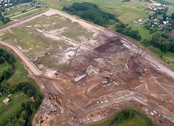 Zdjęcie lotnicze terenu na którym trwają prace koparek przy tworzeniu zbiornika