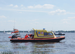 łódź ratunkowa na wodach Zalewu Zegrzyńskiego