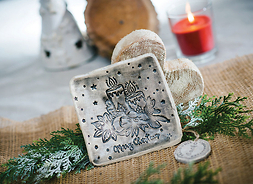 ceramiczny talerzyk ze świątecznym stroikiem i napisem świątecznym