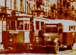 Pociąg oraz autobus Komunikacji Pomocniczej EKD na ul. Nowogrodzkiej w Warszawie pozują do zdjęcia, które pojawi się na okładce rozkładu jazdy na sezon 1946-47