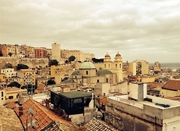 Panorama miasta Cagliari z widoczną centralnie katedrą