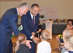 Przedszkolaki odbierają nagrody i gratulacje z rąk prezesa Artura Dąbrowskiego