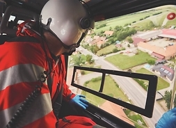ratnownik medyczny w helikopterze patrzy przez okno