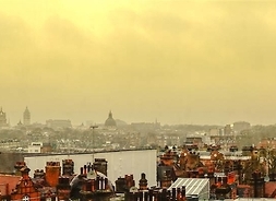 Panorama miasta przykrytego niezdrową, ciemną mgłą