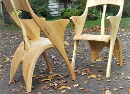 dwa krzesła z drewna ustawione na zewnątrz