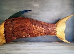 szafka w kształcie ryby z drewna pomalowana na kilka kolorów