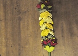 Palma wielkanocna z kwiatów papierowych