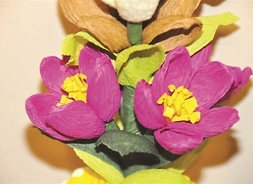 Zbliżenie na dwa papierowe kwiaty z kielichem i zrobionymi pręcikami