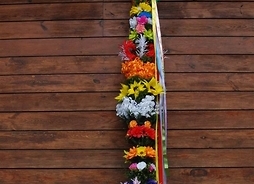 Ręcznie wykonana palma z kolorowymi wstążkami i kwiatami z bibuły, która zdobyła Nagrodę Publiczności.