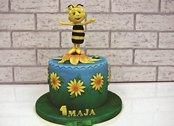 tort z pszczółką Mają