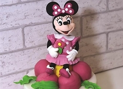 tort z figurką Myszki Minnie