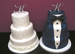 dwa torty piętorwe jeden stylizowany na suknię ślubną drugi na garnitur