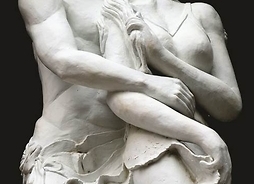 Pomnik marmurowy kobiety przytulanej przez mężczyznę