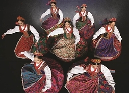 Grupa tancerek wirująca z rozpostartymi spódnicami widoczna od góry