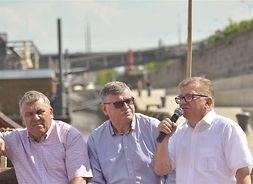 Trzech dyrektorów w letnich koszulach na pokładzie szkuty Dar Mazowsza