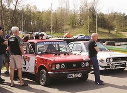 Fiat 125p otoczony przez przyglądających się ludzi