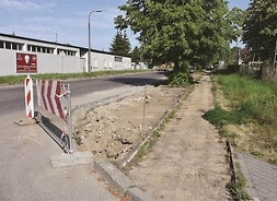fragment ulicy z trwającymipracami przy budowie ścieżek rowerowych