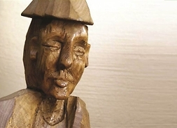 Zbliżenie na głowę mężczyzny rzeźbioną w drewnie