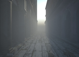 Wąska uliczka między kamienicami, brukowana jezdnia, kontury rozmyte przez gęstą mgłę