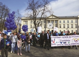 Grupa osób biorąca udział w marszu z okazji Światowego Dnia Autyzmu
