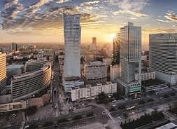 Widok na centrum Warszawy i wysokie wieżowce