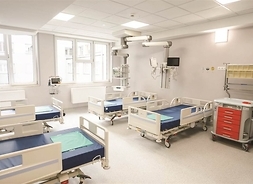 wnętrze jednej z sal szpitalnych