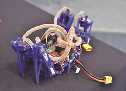 Robot z plastikowych części z kablami