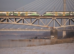 pociąg jedzie mostem kolejowym w Warszawie