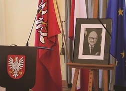 Duże zdjęcie prezydenta Gdańska przy mównicy sejmikowej