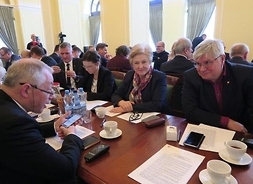 Radni Koalicji Obywatelskiej podczas debaty. Na pierwszym planie Elżbieta Lanc, Maciej Lasek i Krzysztof Skolimowski