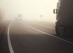 samochody jadące drogą wokół dużo spalin, dymu, mgły