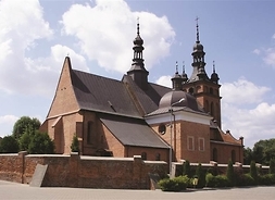 murowany kościół po renowacji z dwoma wieżami
