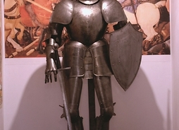 W liwskim zamku jest największe w Polsce muzeum broni. Eksponat muzealny: zbroja rycerska.