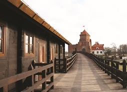 Na lewym brzegu Liwca znajduje się zamek wybudowany na początku XV w. na sztucznie usypanym wzniesieniu